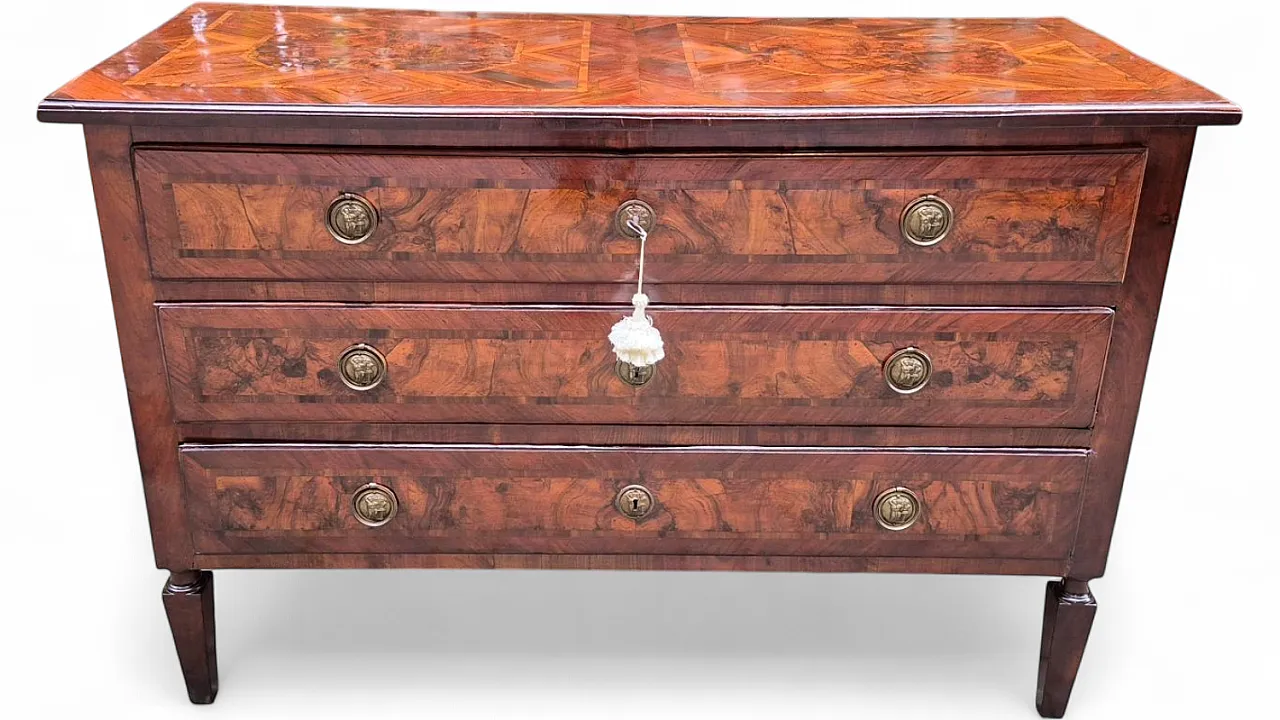 Cassettone lastronato e filettato in noce e radica, '700 12