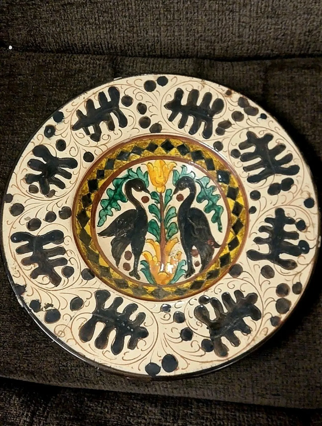 Piatto in ceramica con decoro policromo, primo '900 1