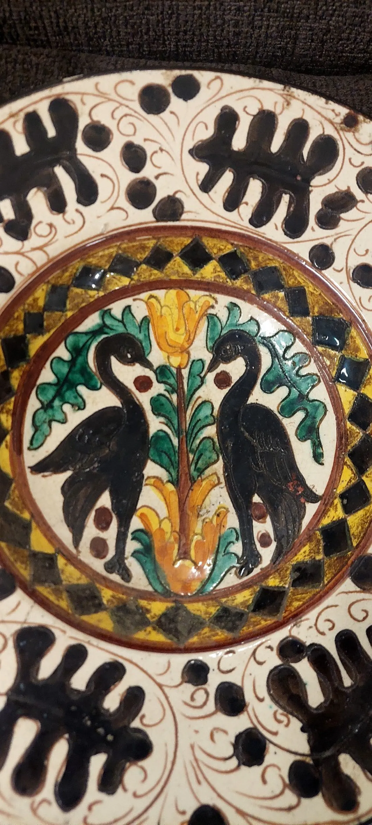 Piatto in ceramica con decoro policromo, primo '900 3