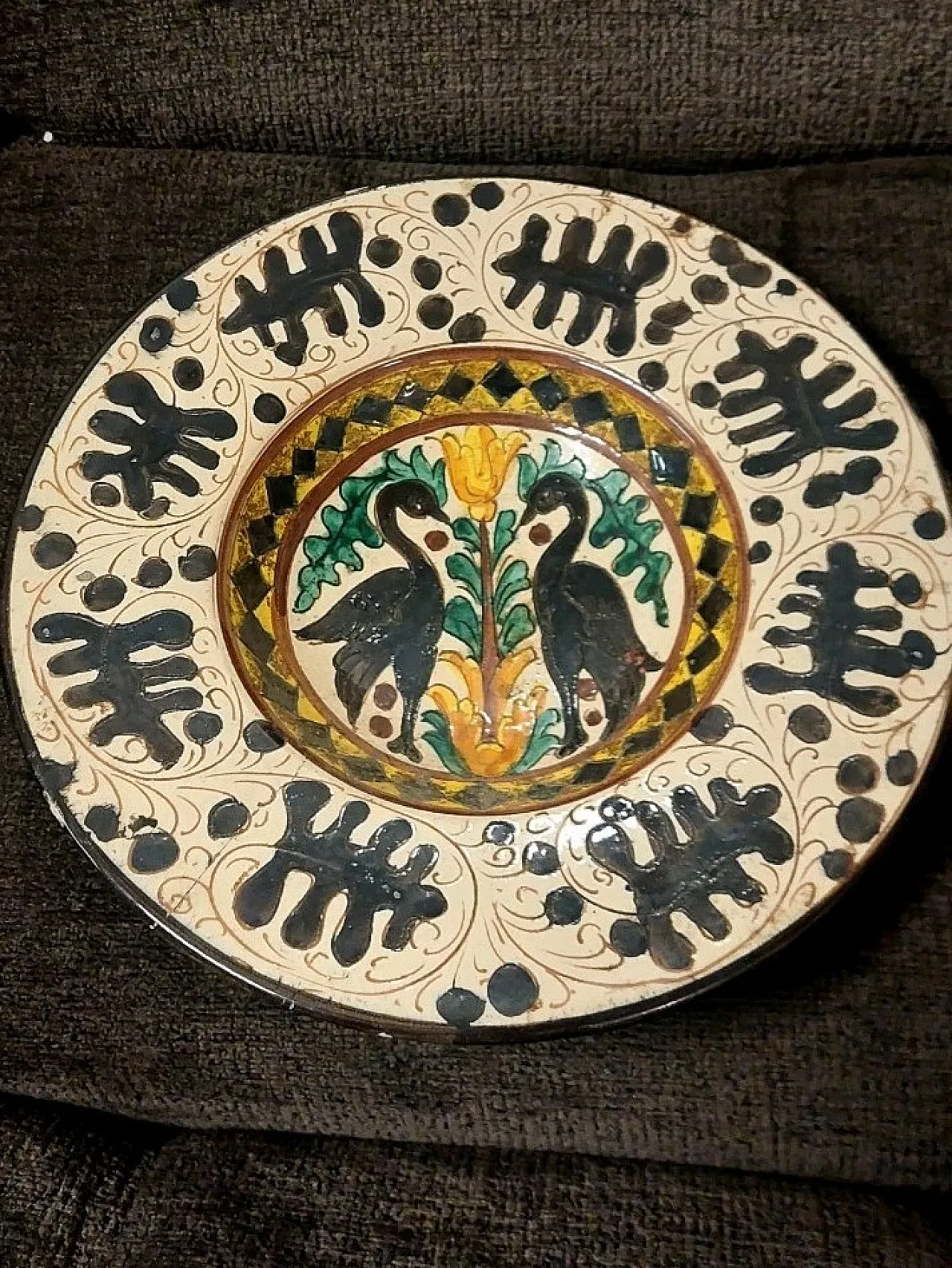 Piatto in ceramica con decoro policromo, primo '900 4