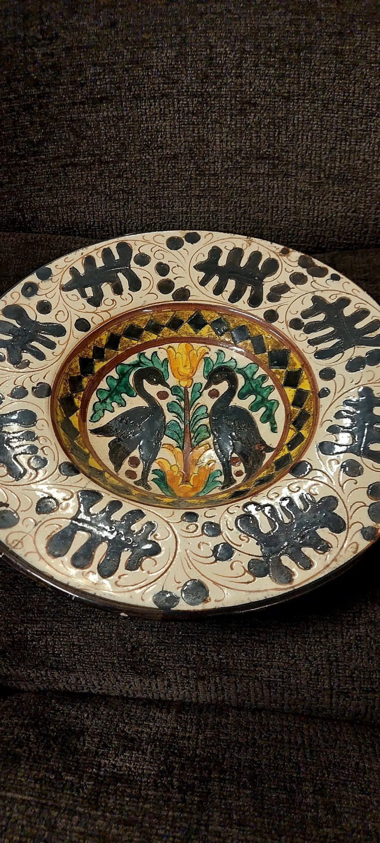 Piatto in ceramica con decoro policromo, primo '900 5