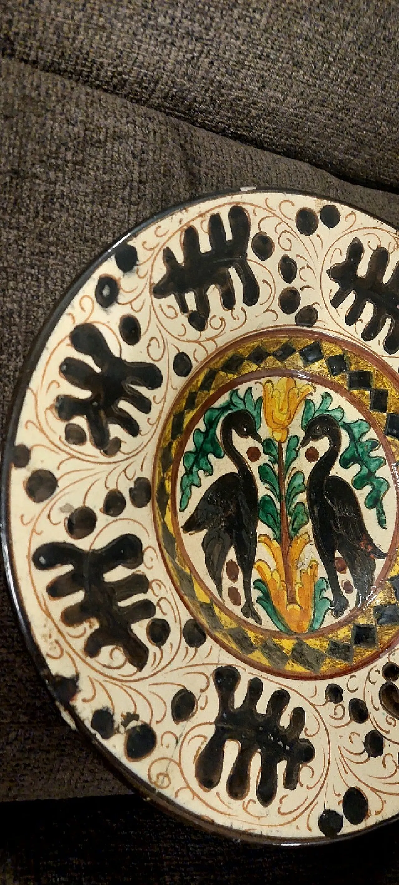 Piatto in ceramica con decoro policromo, primo '900 7