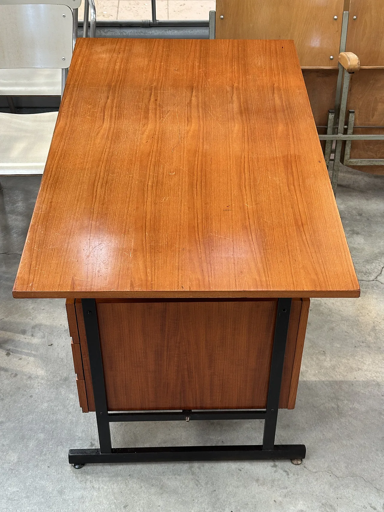 Scrivania in teak e ferro laccato nero, con cassettiera, anni’60 6