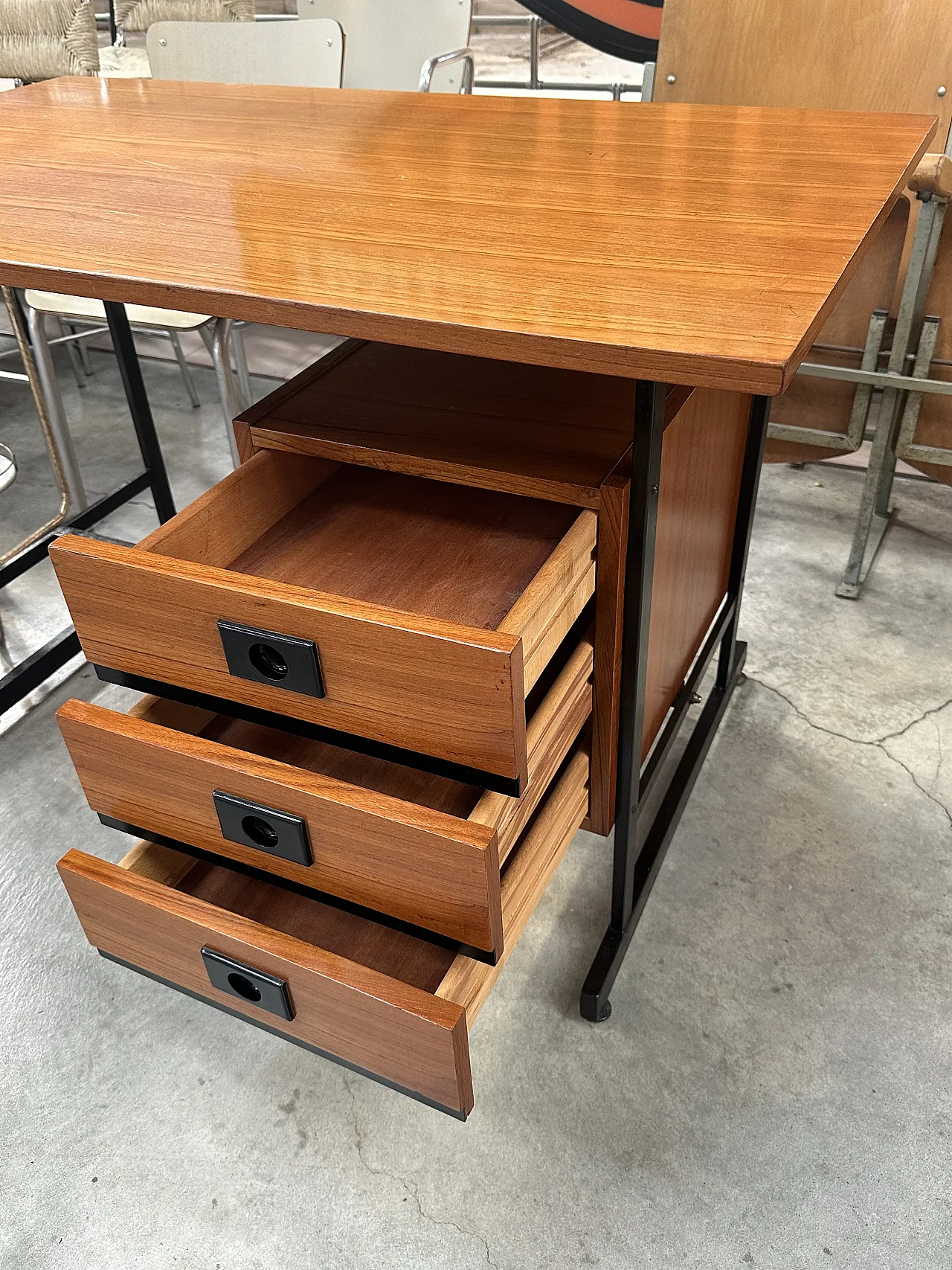 Scrivania in teak e ferro laccato nero, con cassettiera, anni’60 7