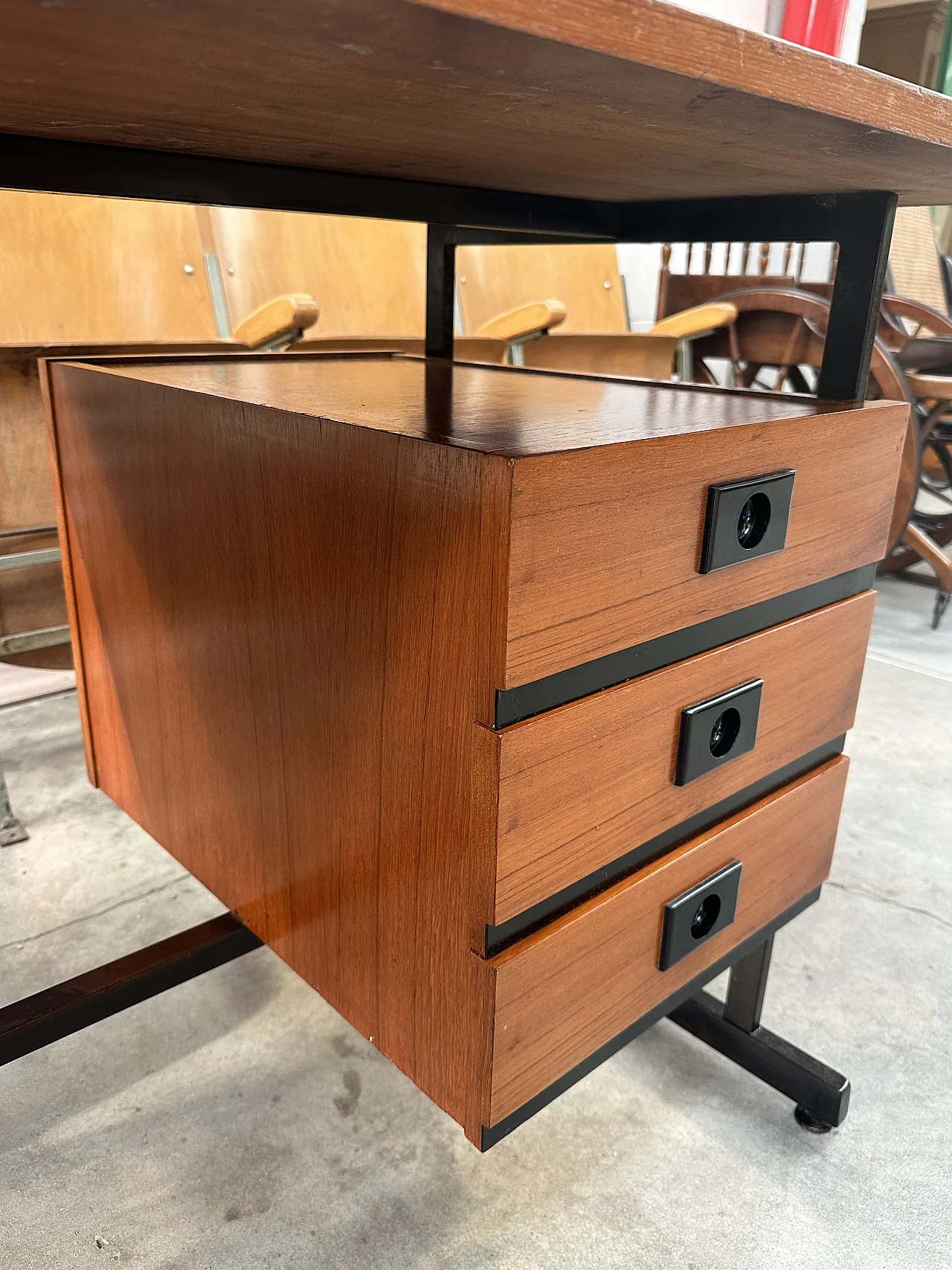 Scrivania in teak e ferro laccato nero, con cassettiera, anni’60 8