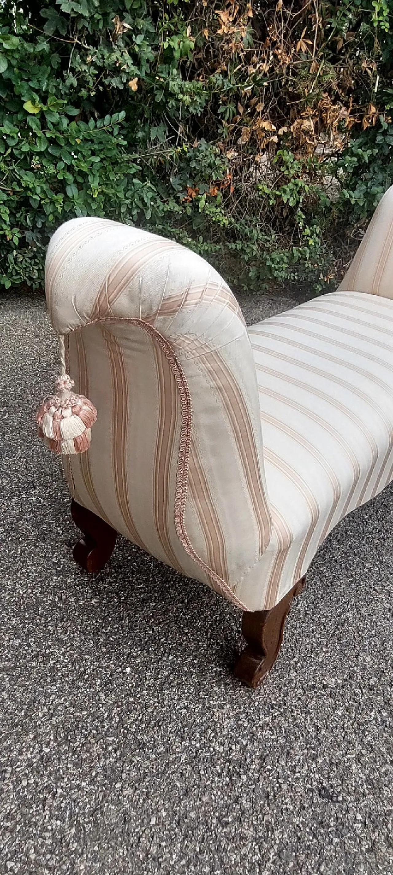 Scendiletto in legno lavorato e stoffa, anni '60 2