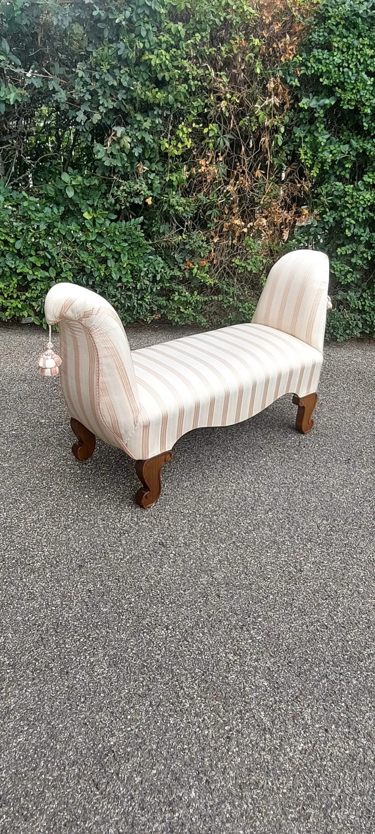 Scendiletto in legno lavorato e stoffa, anni '60 4