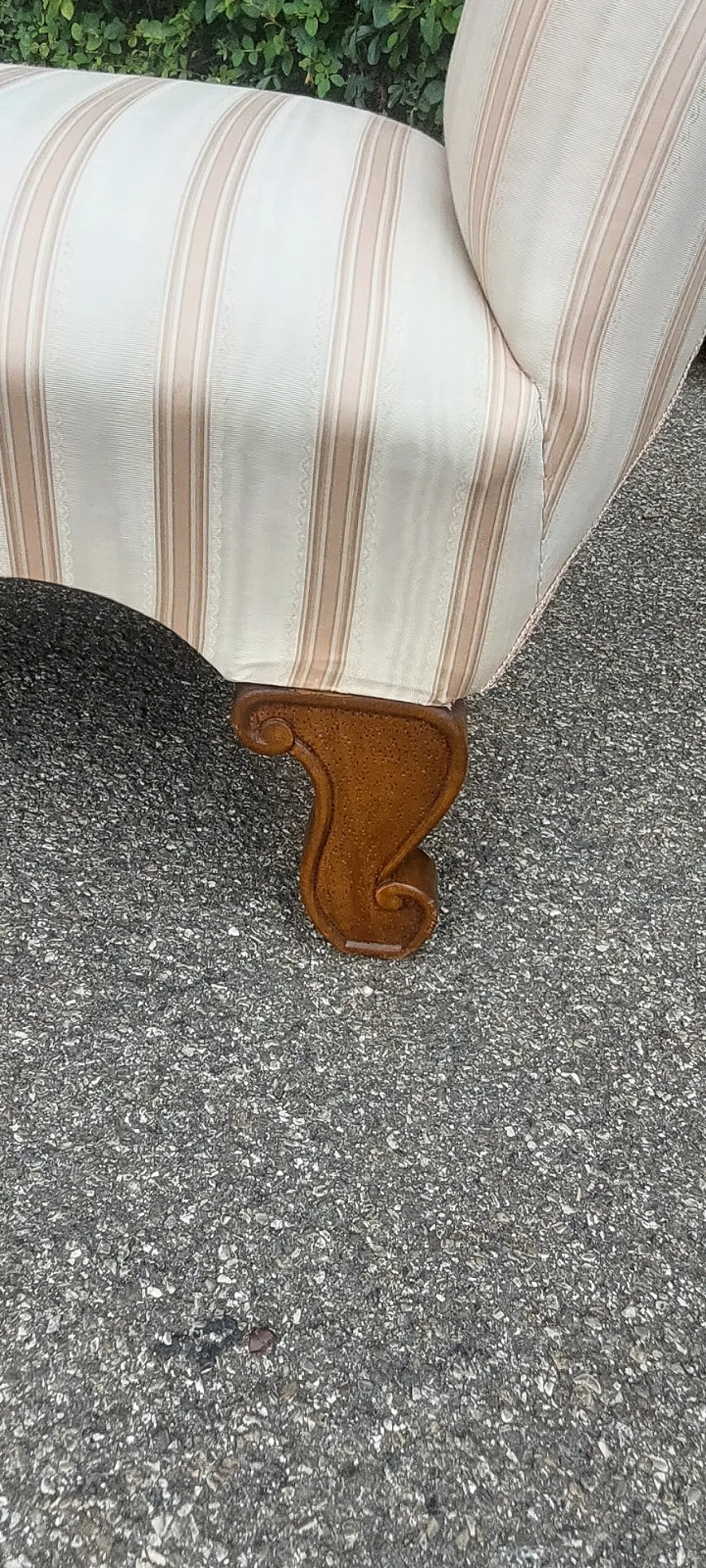 Scendiletto in legno lavorato e stoffa, anni '60 7