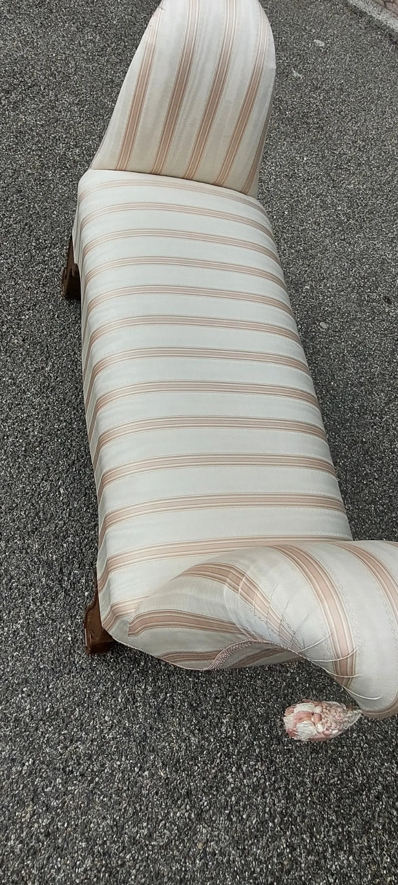 Scendiletto in legno lavorato e stoffa, anni '60 8