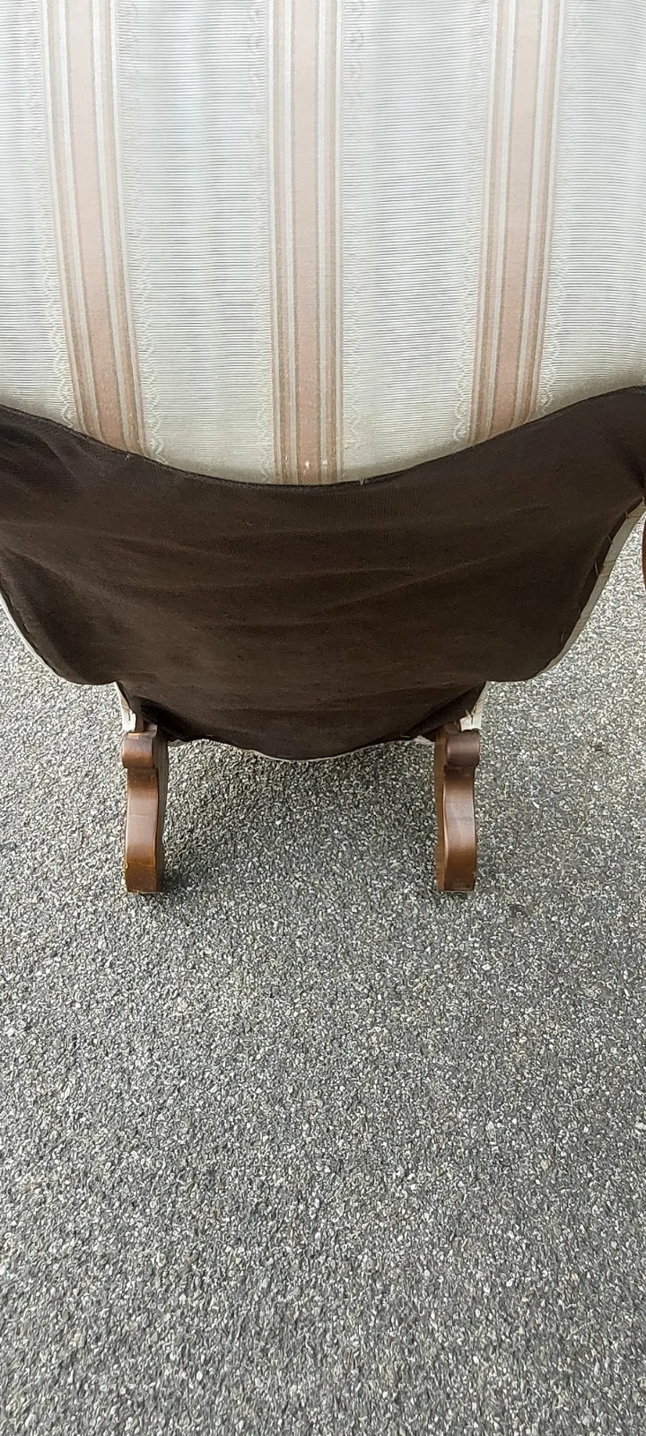 Scendiletto in legno lavorato e stoffa, anni '60 9