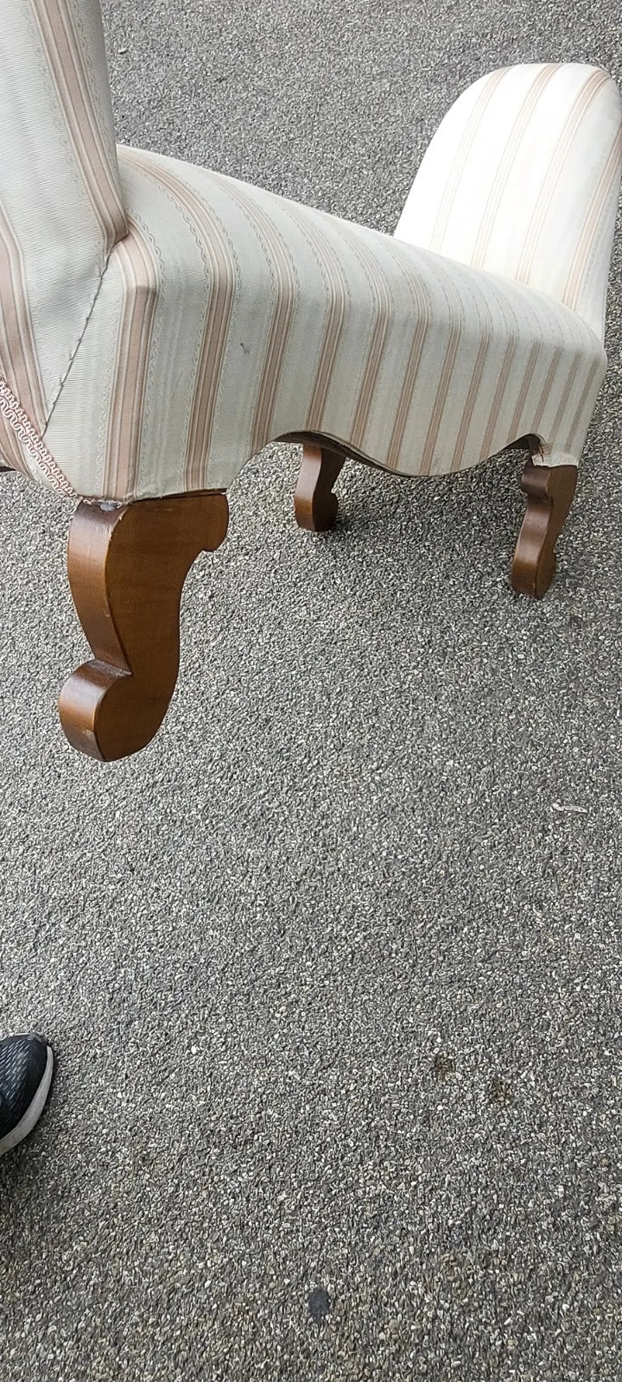 Scendiletto in legno lavorato e stoffa, anni '60 10