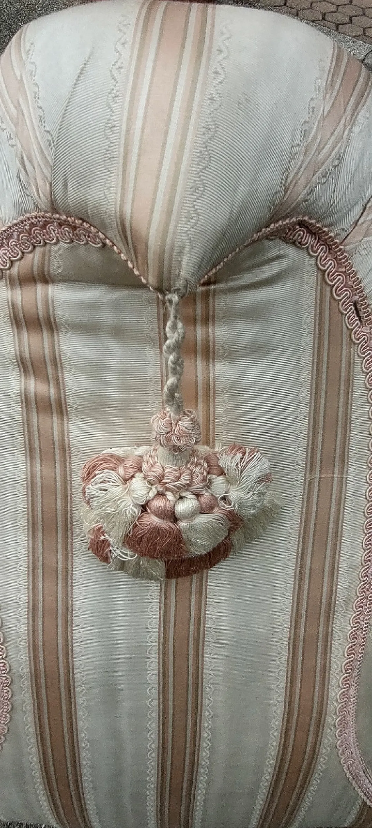 Scendiletto in legno lavorato e stoffa, anni '60 11