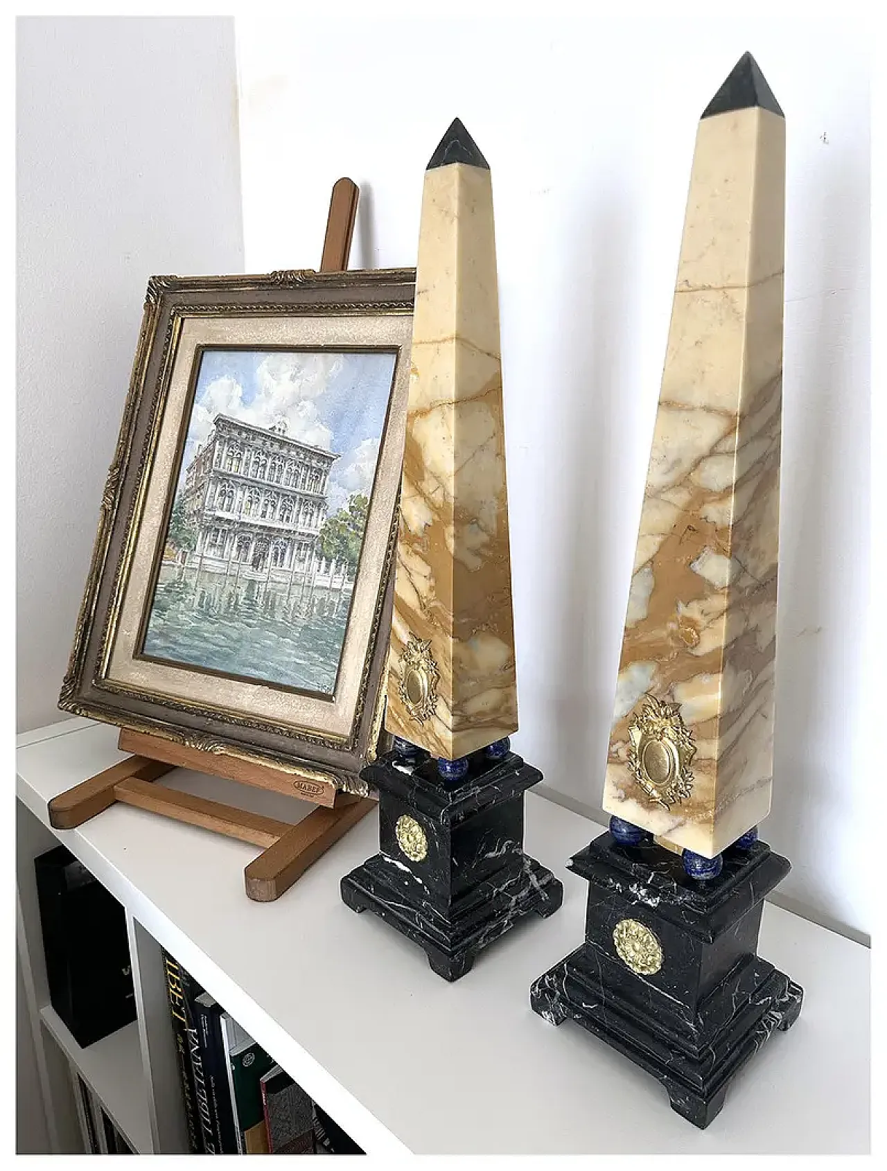 Pair of obelisks in polychrome marble and gilded bronze, 20th century 1