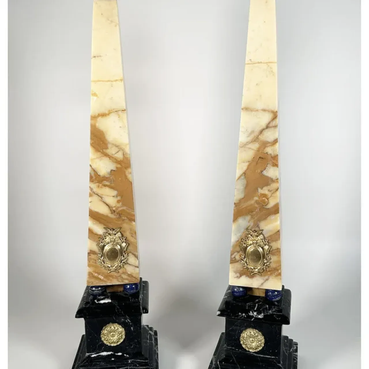 Pair of obelisks in polychrome marble and gilded bronze, 20th century 2