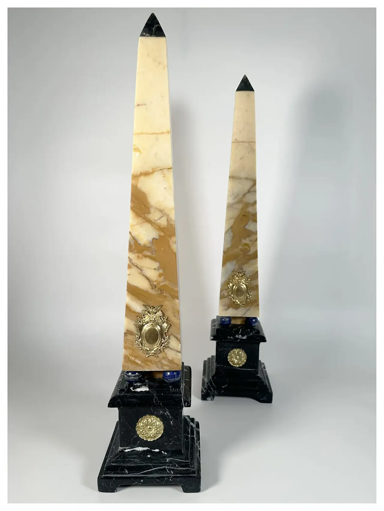 Pair of obelisks in polychrome marble and gilded bronze, 20th century 6