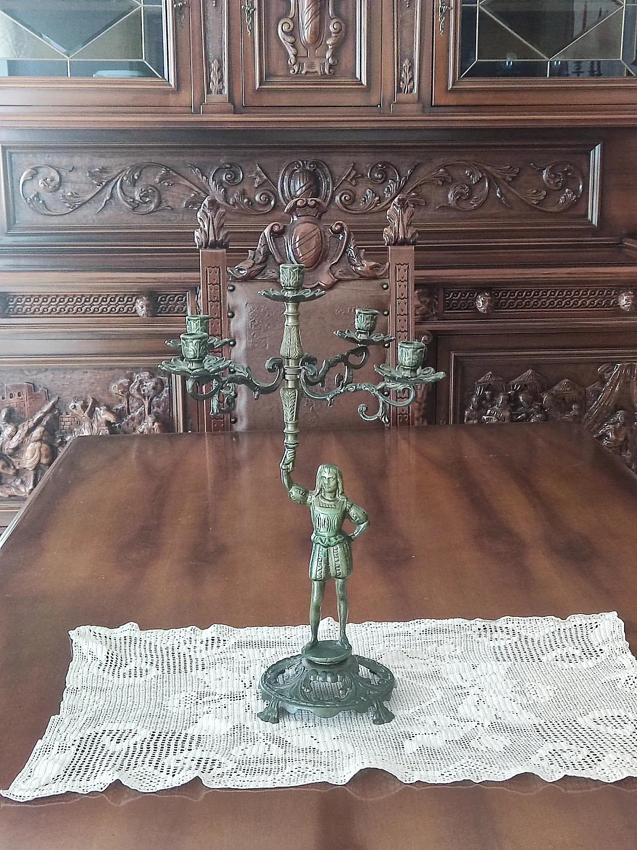 Five-light figurative candelabra in patinated bronze, 19th century 3