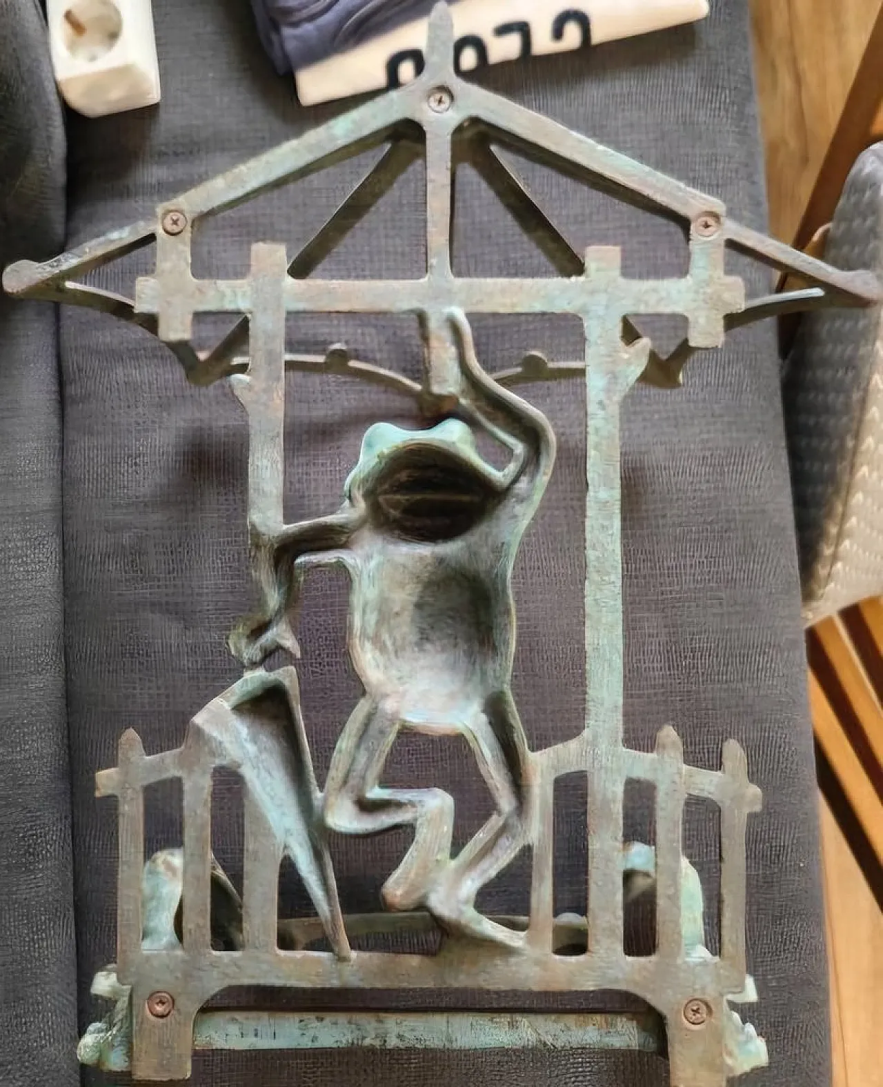 Umbrella stand with frog motif, early 20th century 3
