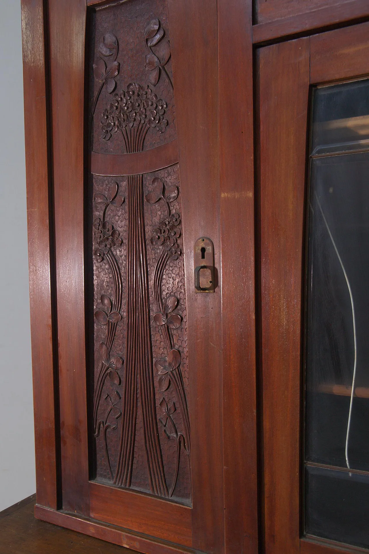 Art Nouveau period buffet cabinet with glass doors, early 20th century 17