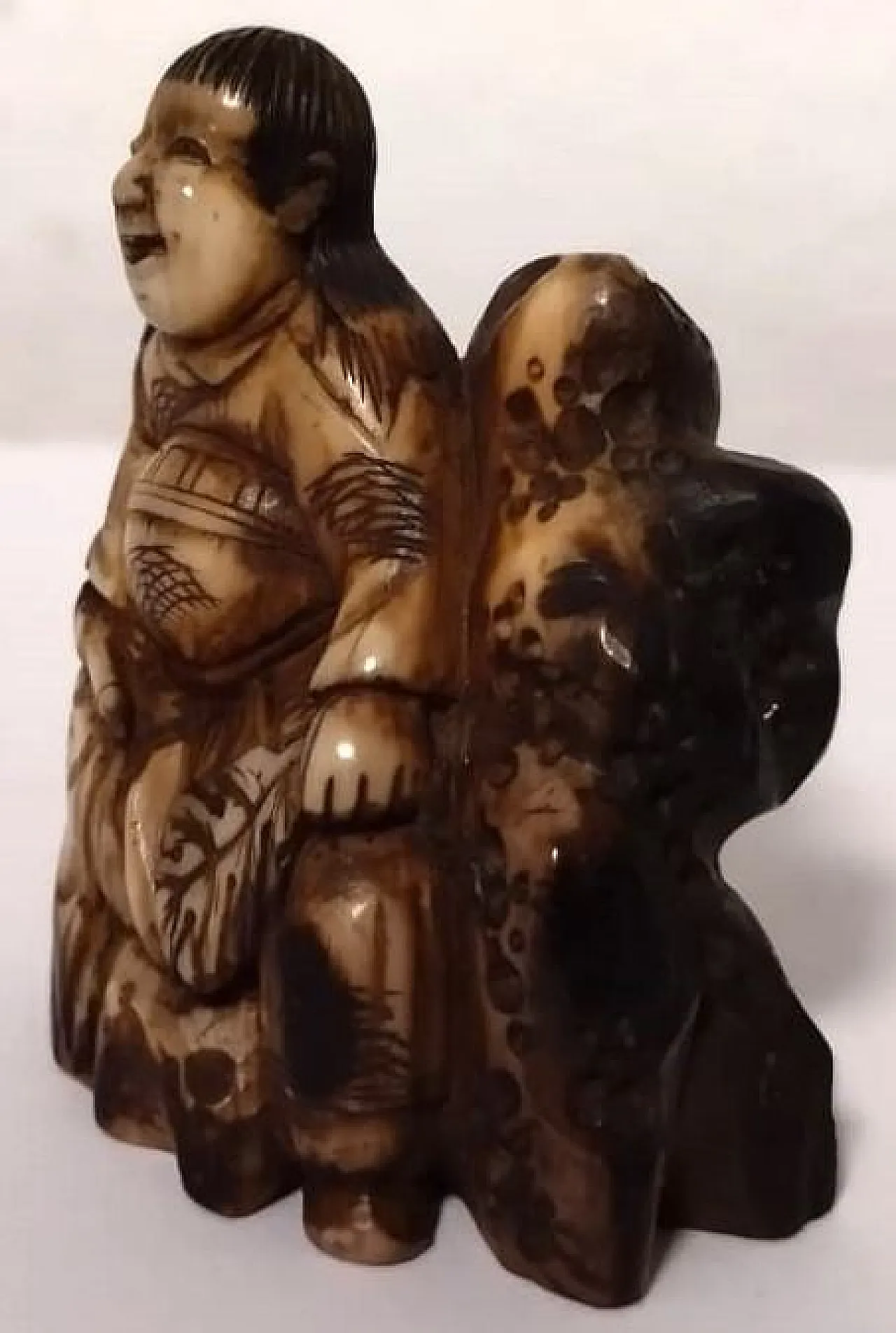 Chinese netsuke figure carved from a walrus tusk, 18th century 2
