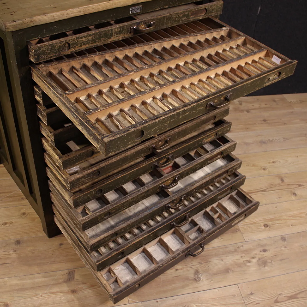 Woodcut chest of drawers in lacquered wood, 20th century 8