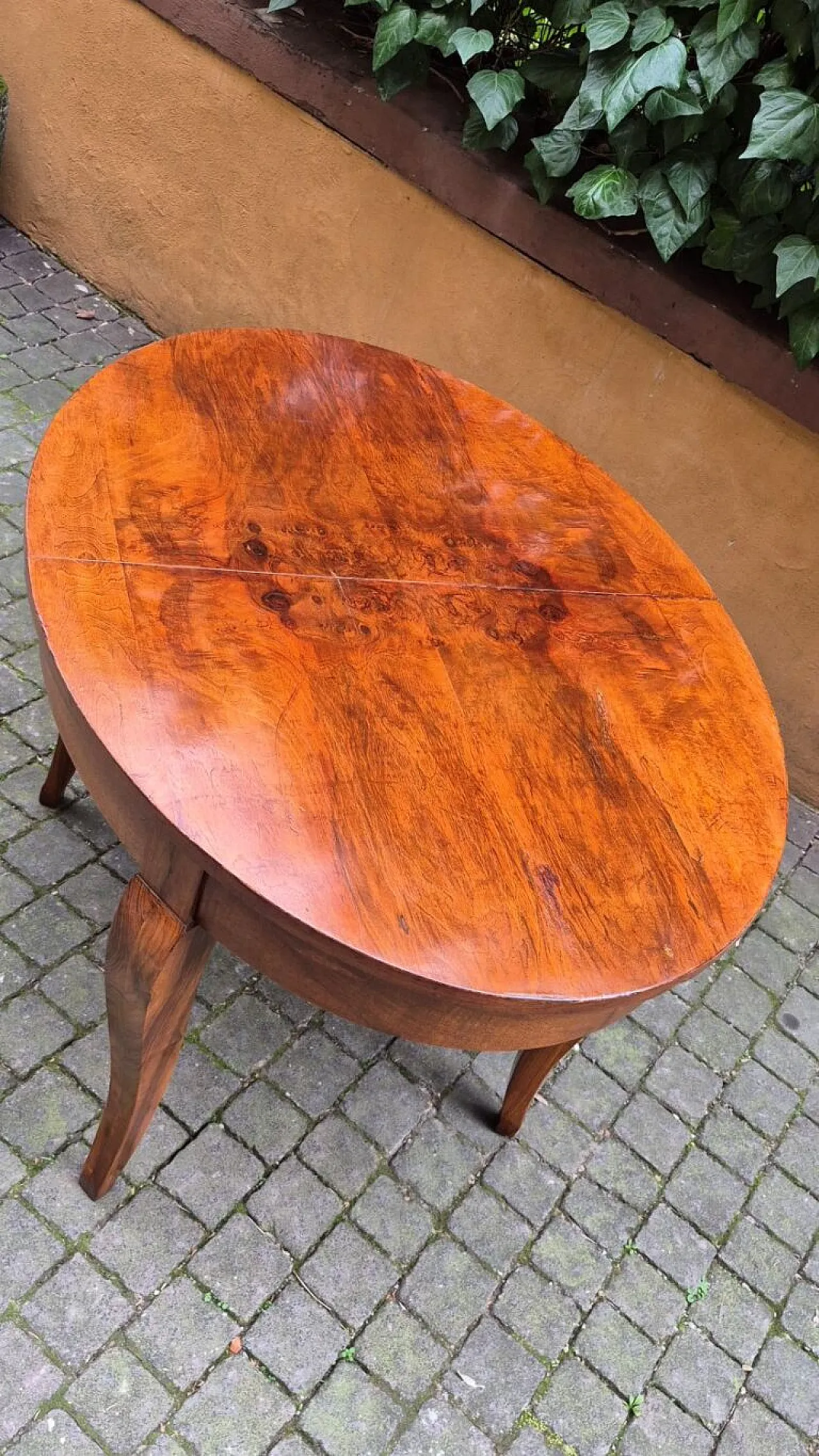 Extendable oval walnut burl table, 19th century 7