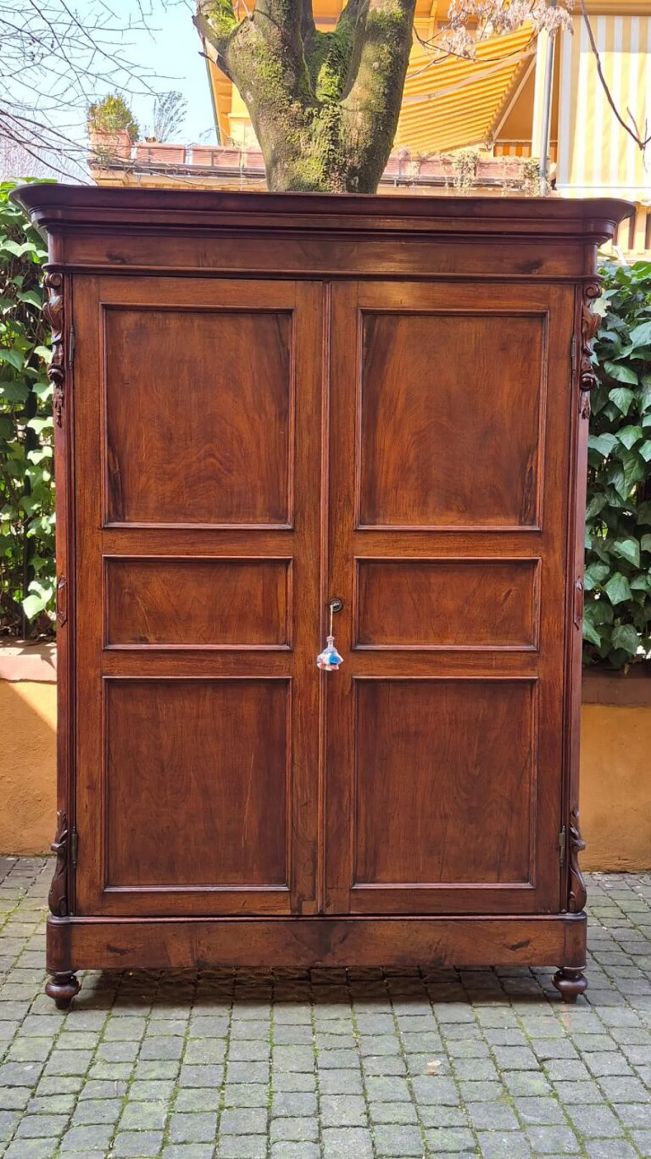 Emilian walnut wardrobe with carved garlands, 19th century 1