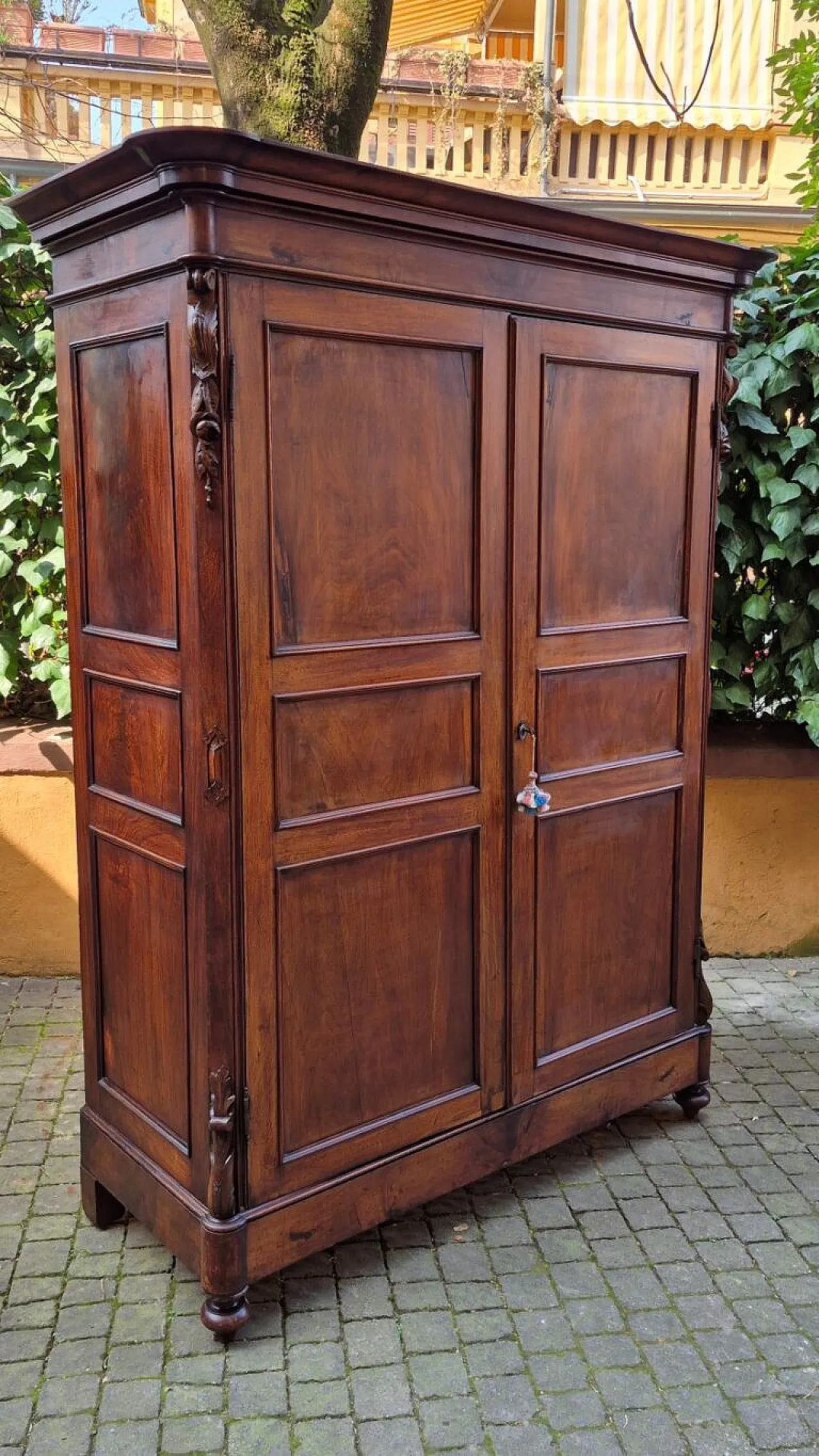Emilian walnut wardrobe with carved garlands, 19th century 3