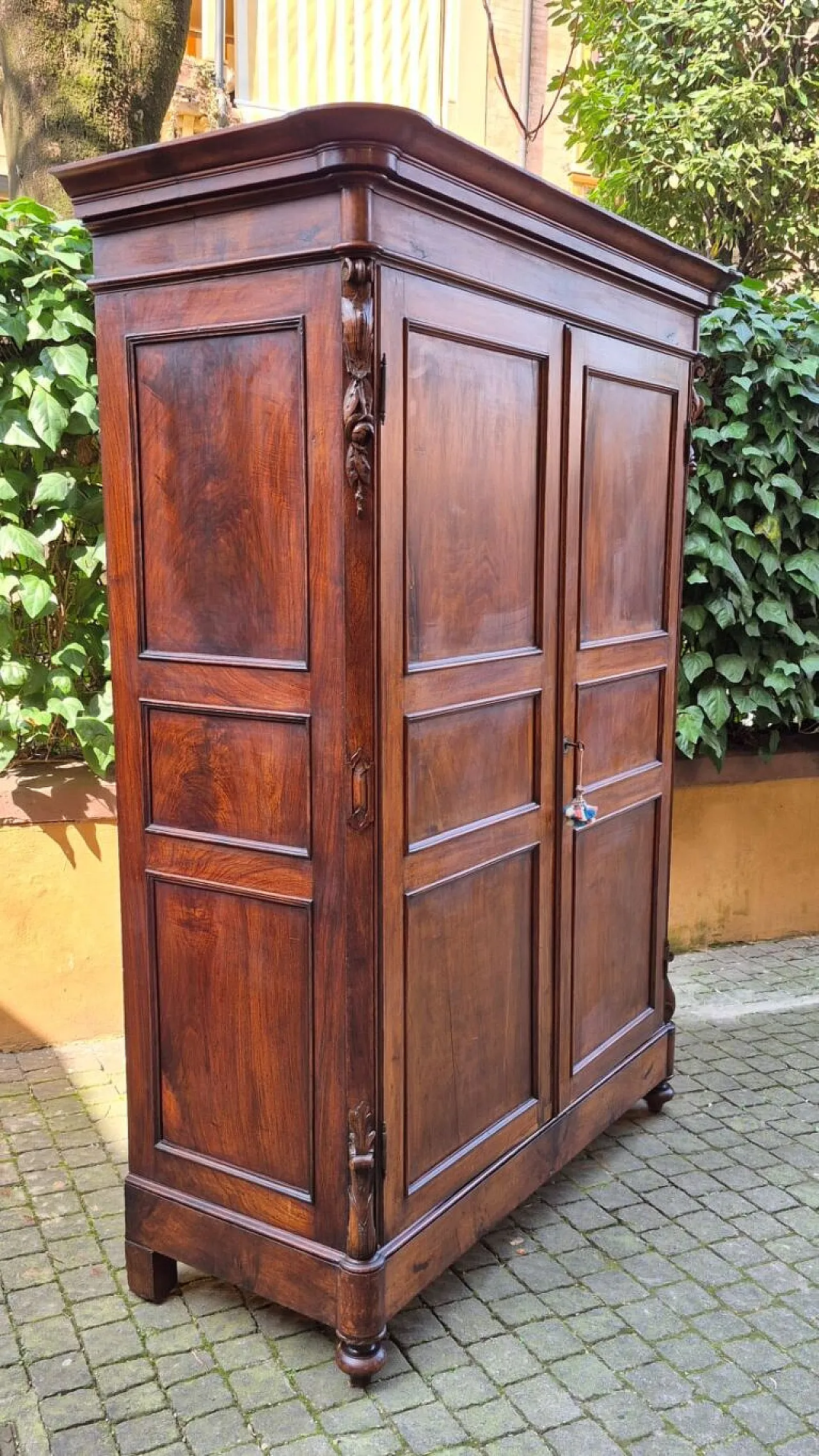 Emilian walnut wardrobe with carved garlands, 19th century 4