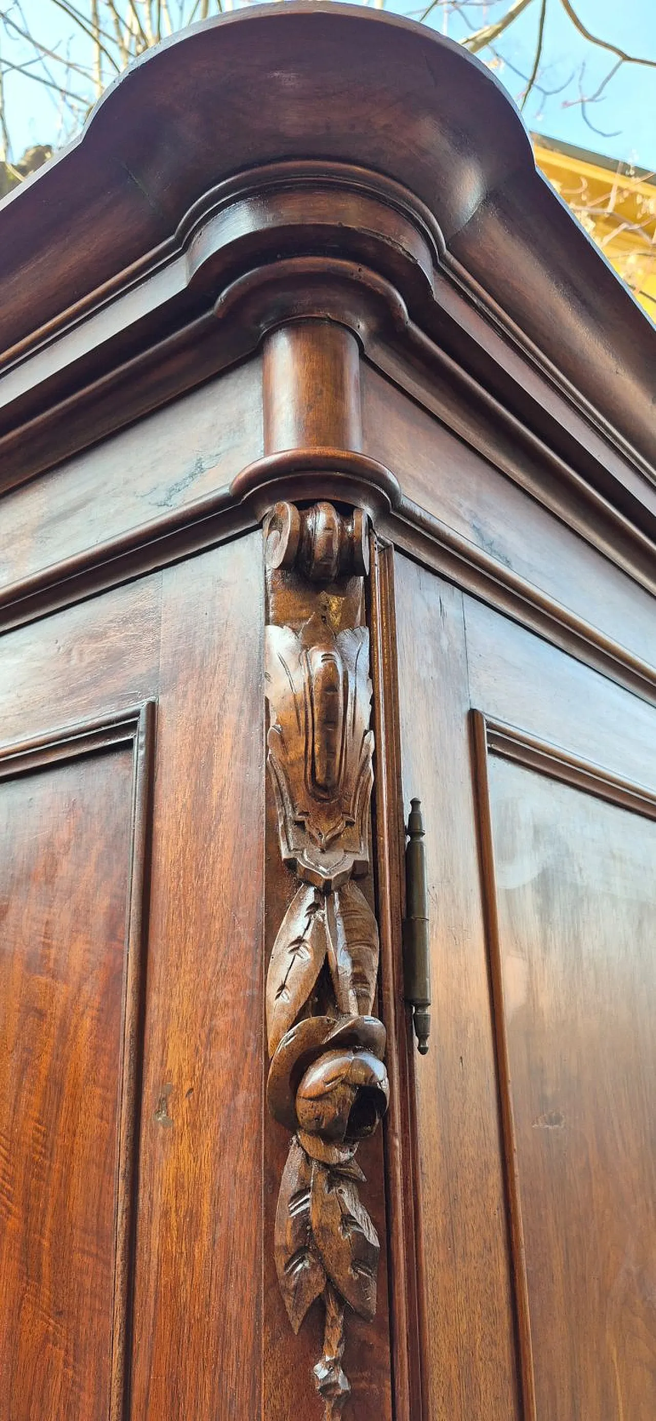 Emilian walnut wardrobe with carved garlands, 19th century 5