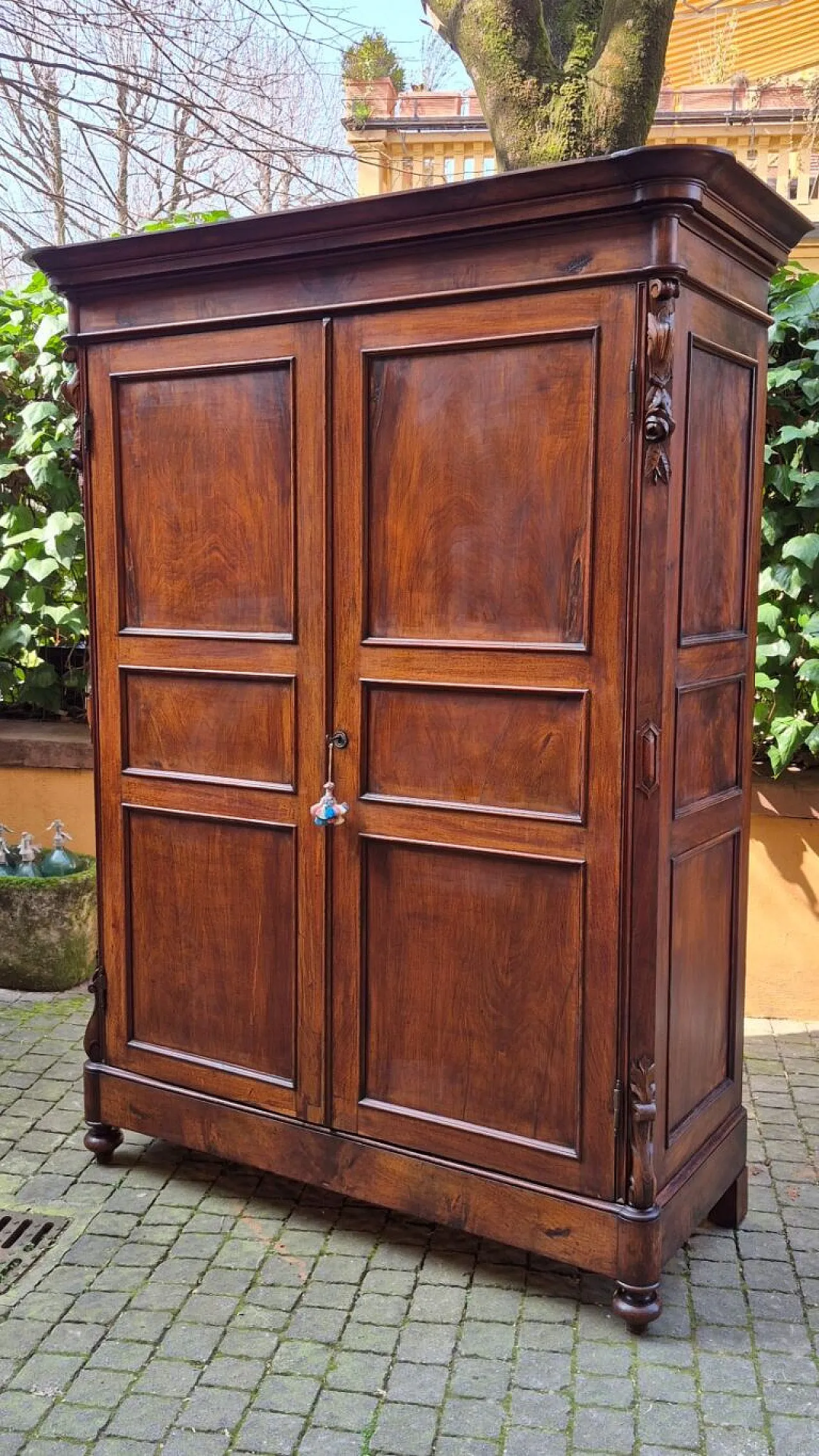 Emilian walnut wardrobe with carved garlands, 19th century 6