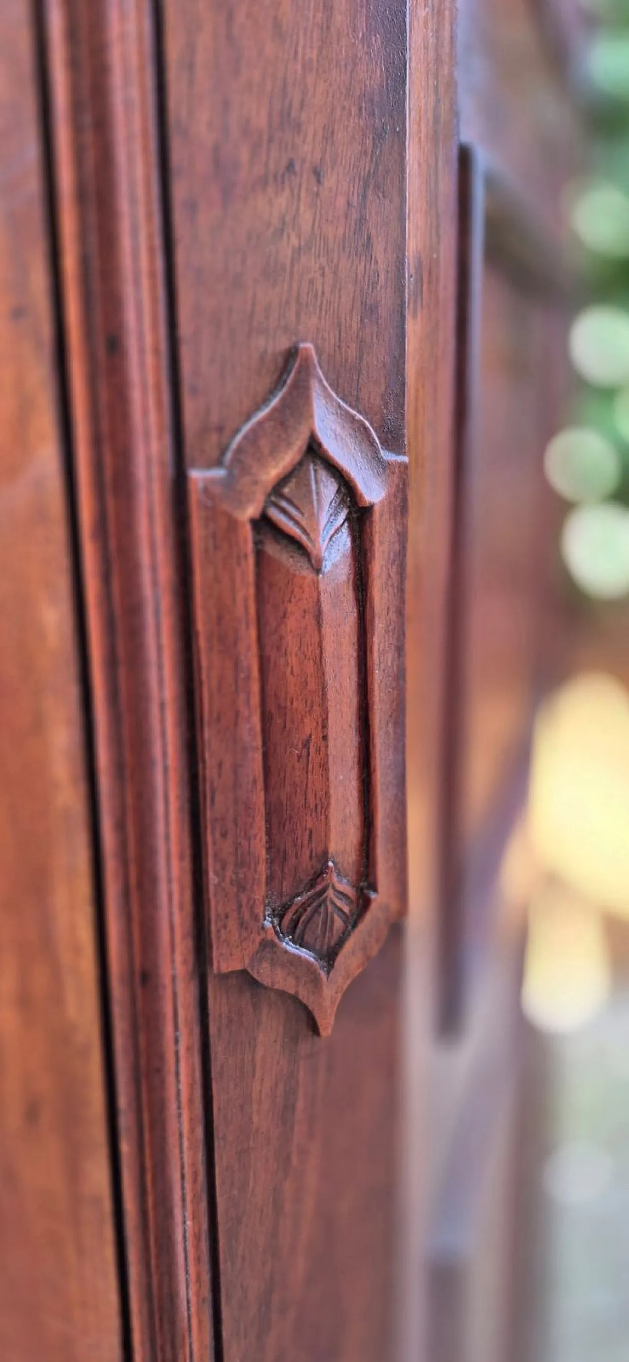 Emilian walnut wardrobe with carved garlands, 19th century 8