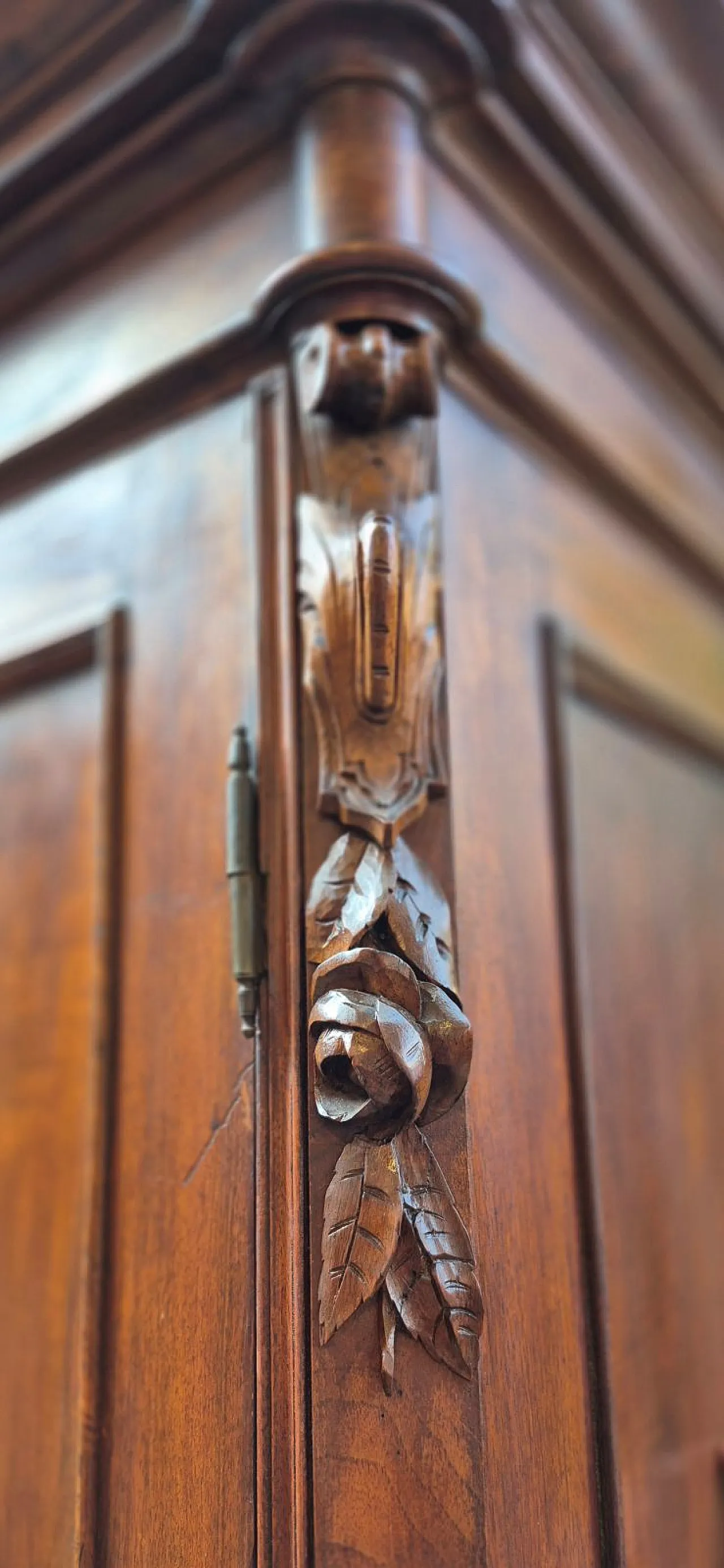 Emilian walnut wardrobe with carved garlands, 19th century 9