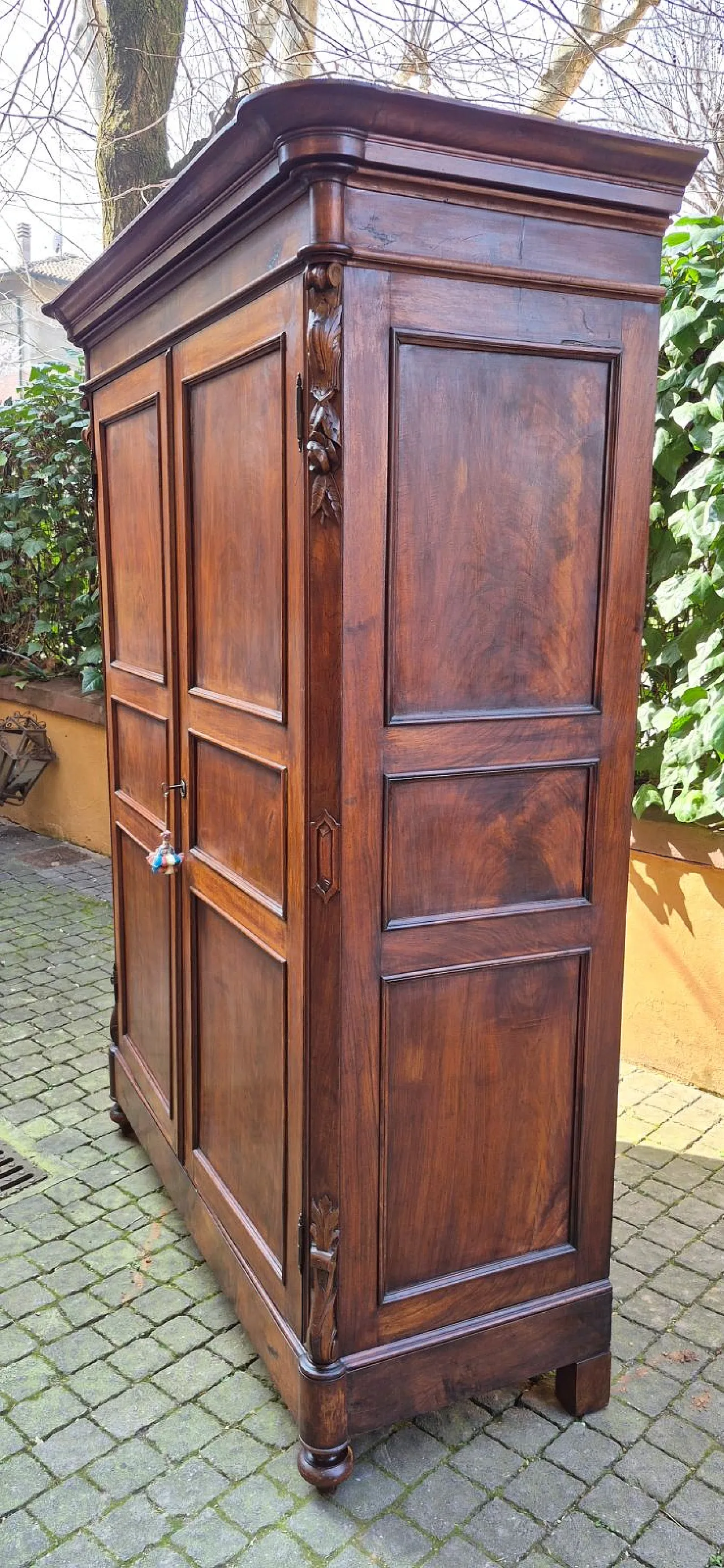 Emilian walnut wardrobe with carved garlands, 19th century 10