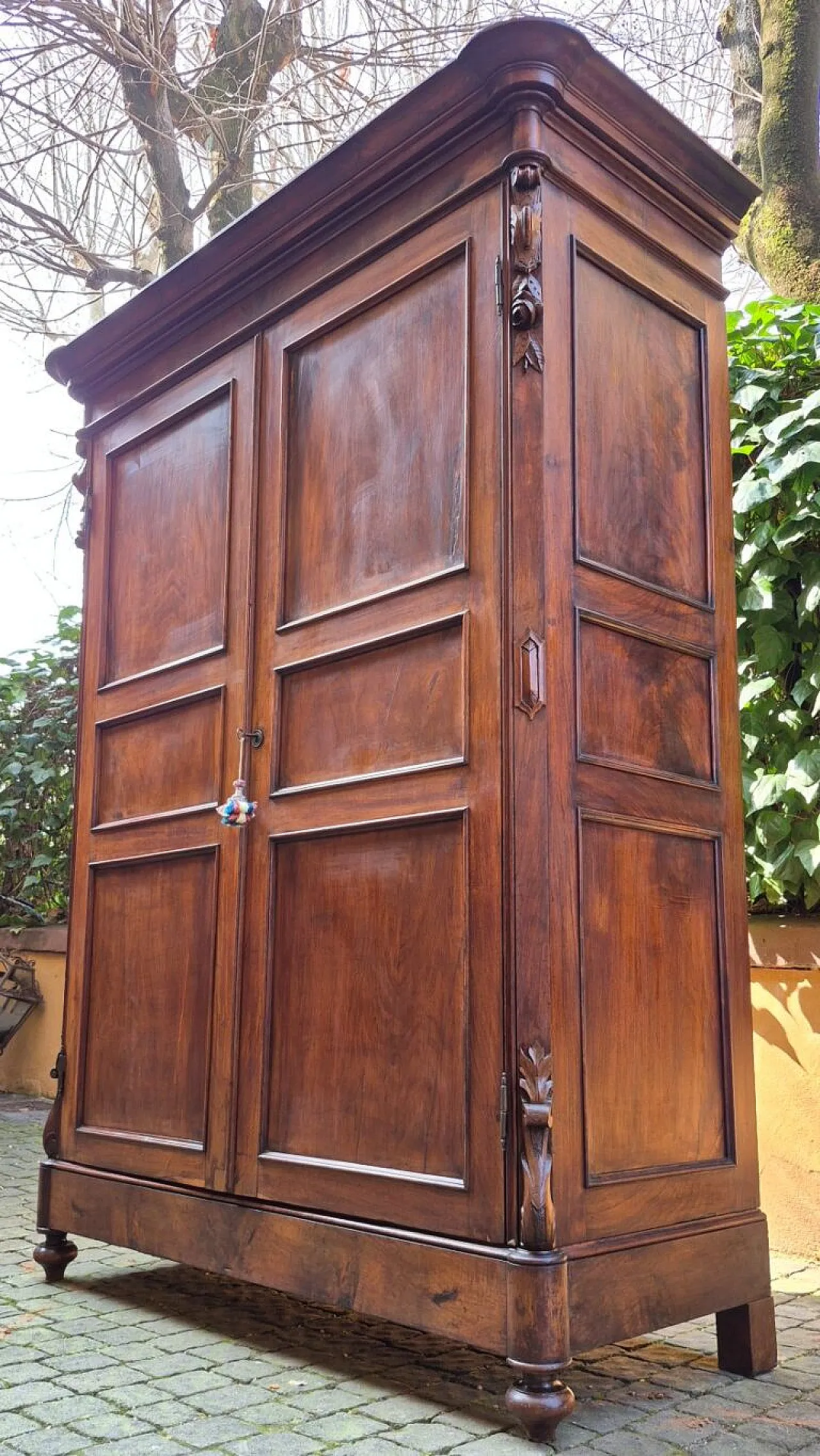 Emilian walnut wardrobe with carved garlands, 19th century 11