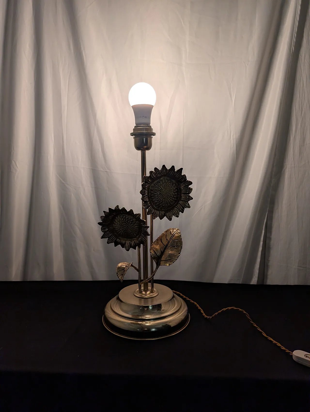 Sunflower patterned brass table lamp 7