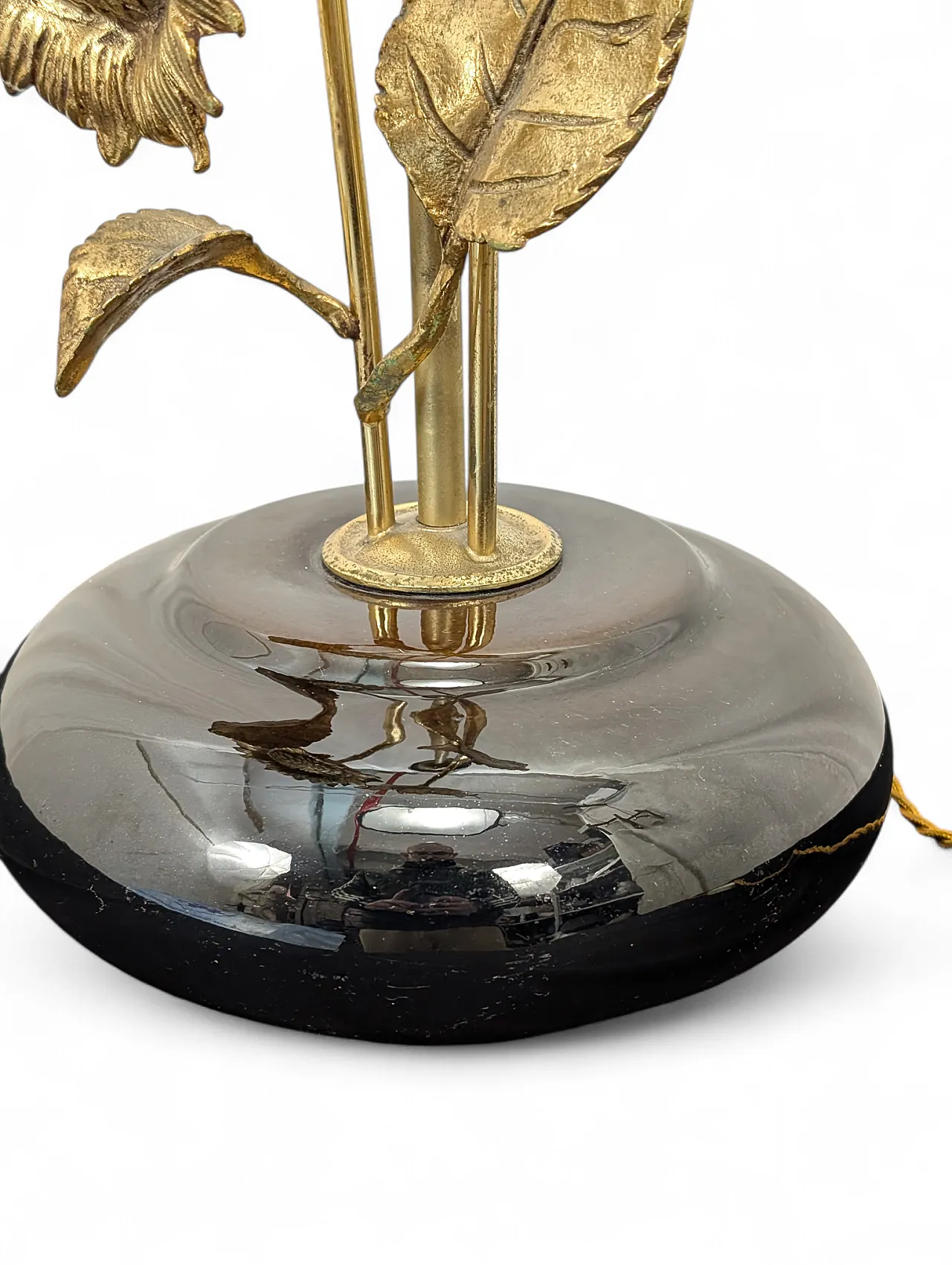 Brass table lamp with sunflower pattern and porcelain base 6