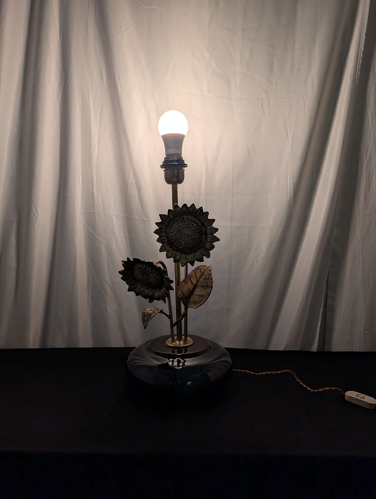 Brass table lamp with sunflower pattern and porcelain base 7