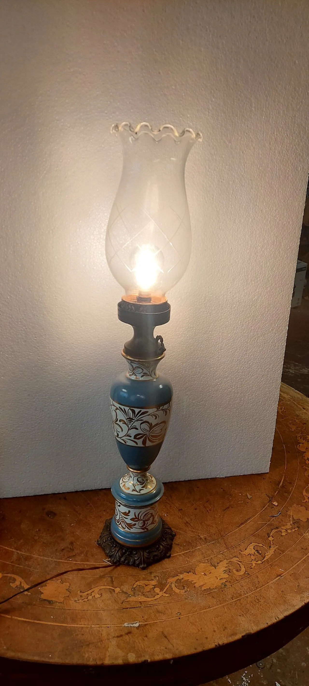 Lampada in ceramica, metallo e vetro lavorato, primo '900 8