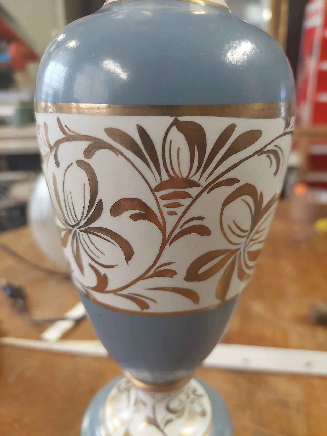 Lampada in ceramica, metallo e vetro lavorato, primo '900 10
