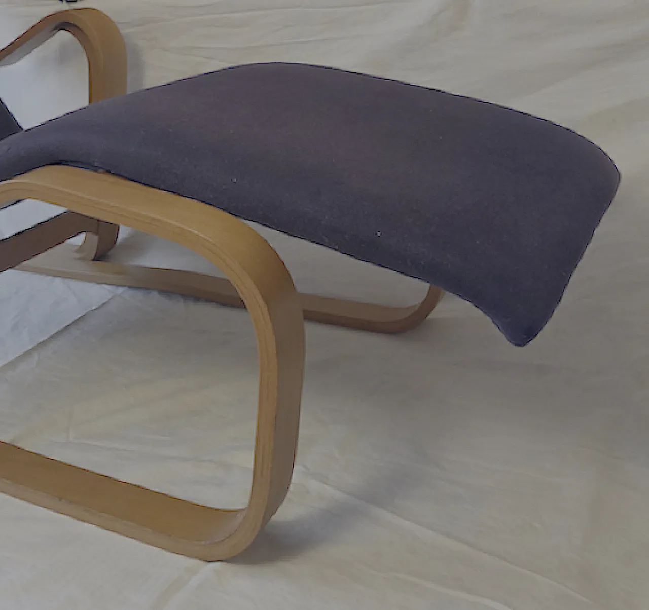 Chaise longue in curved wood, 70s 9