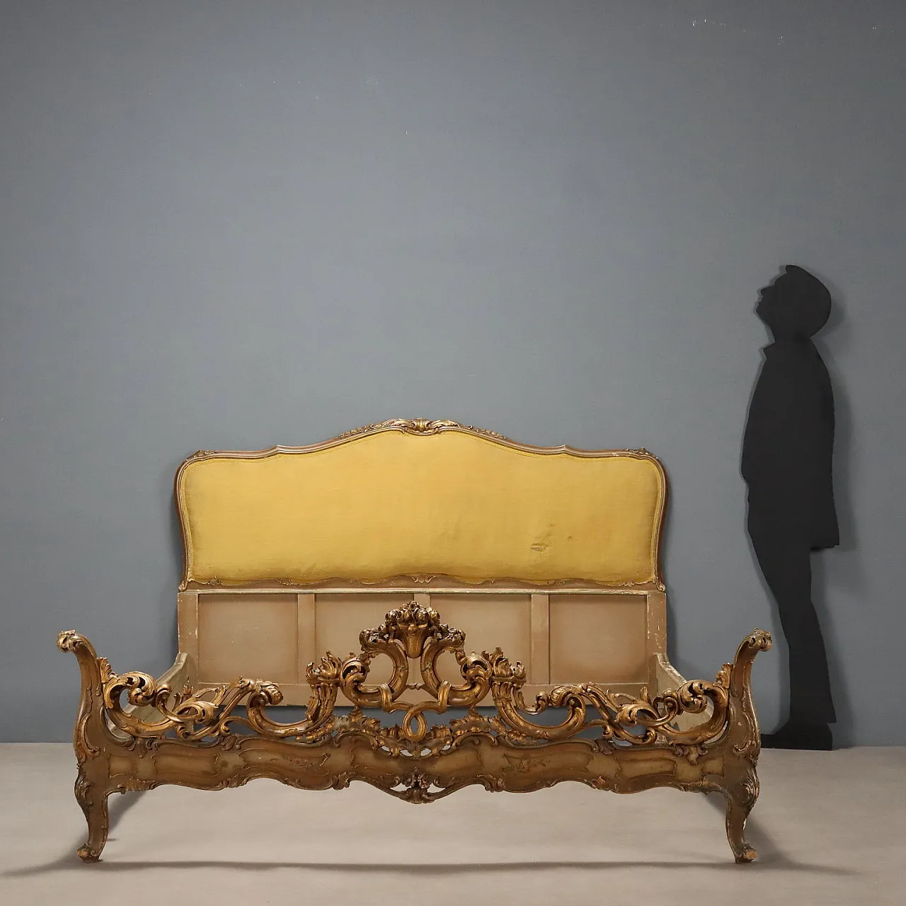 Bed in carved lacquered and gilded fir, early 20th century 3