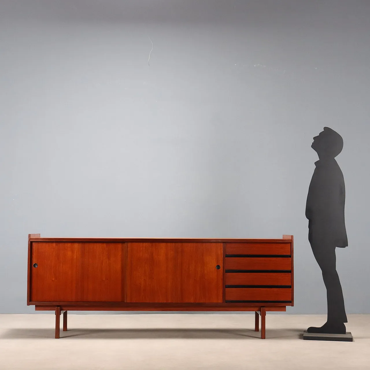 Sideboard in legno con maniglia in metallo, anni '60 3