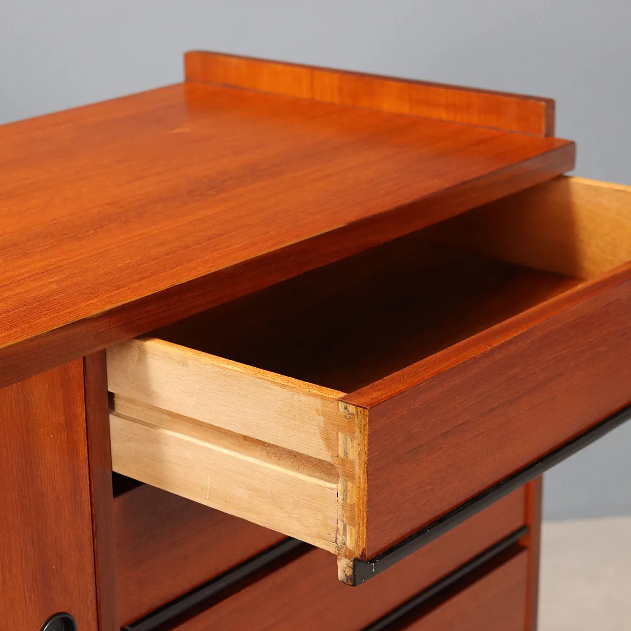 Sideboard in legno con maniglia in metallo, anni '60 4