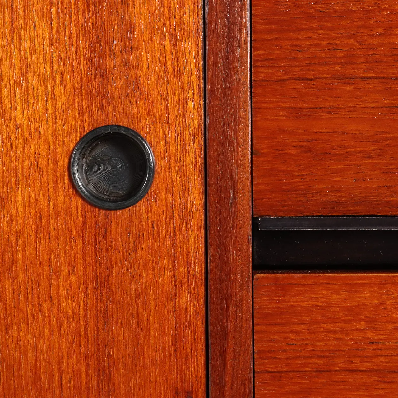 Sideboard in legno con maniglia in metallo, anni '60 8