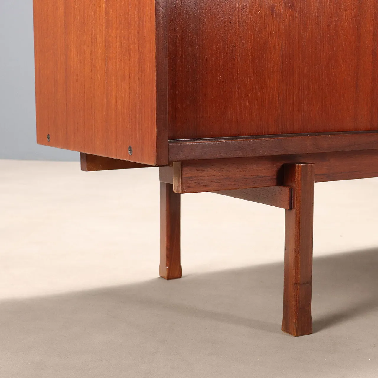 Sideboard in legno con maniglia in metallo, anni '60 9