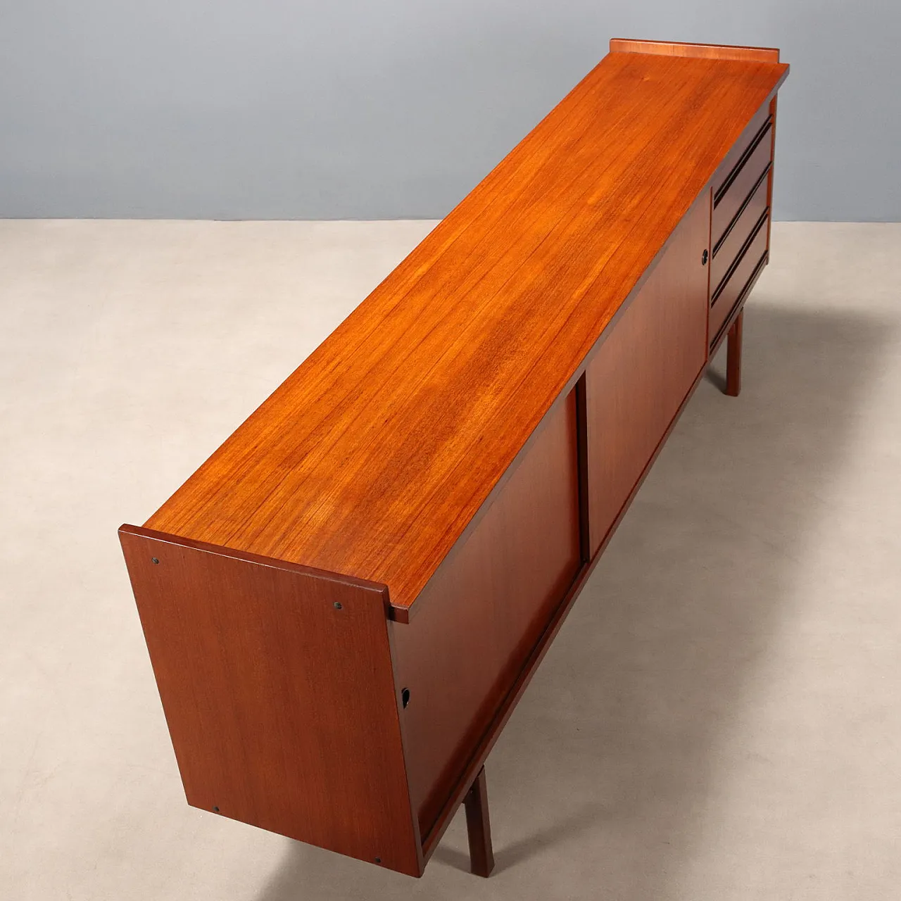 Sideboard in legno con maniglia in metallo, anni '60 10