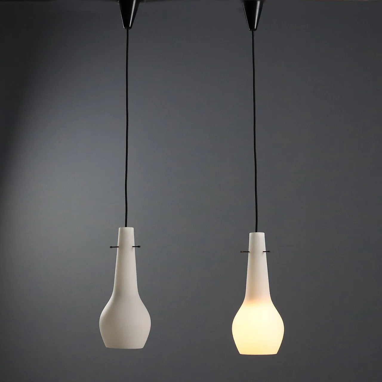 Coppia di lampade in vetro opalino, anni '60 1