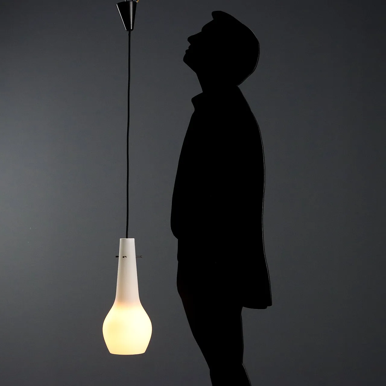 Coppia di lampade in vetro opalino, anni '60 2