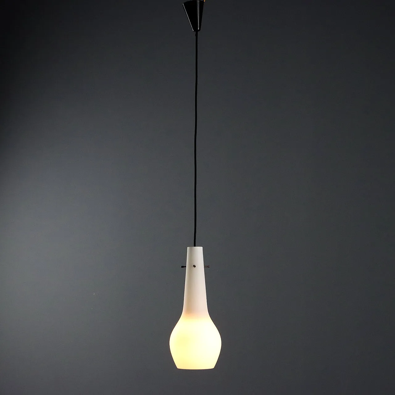 Coppia di lampade in vetro opalino, anni '60 3