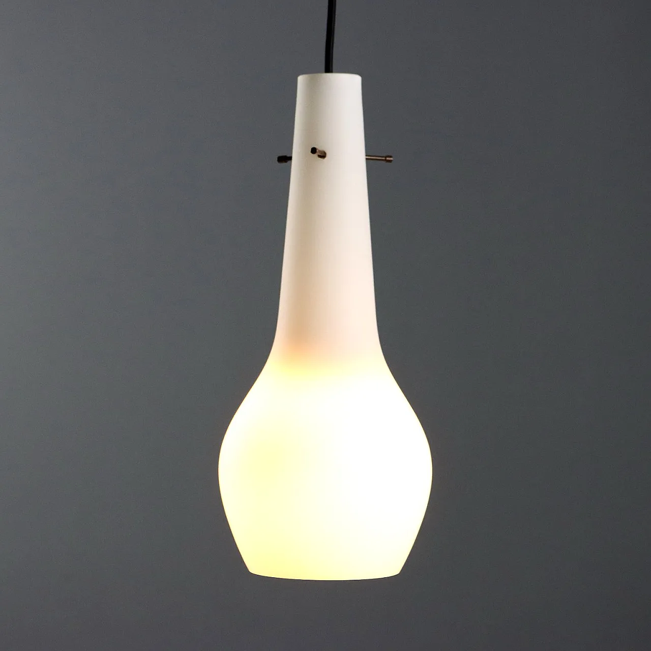 Coppia di lampade in vetro opalino, anni '60 4